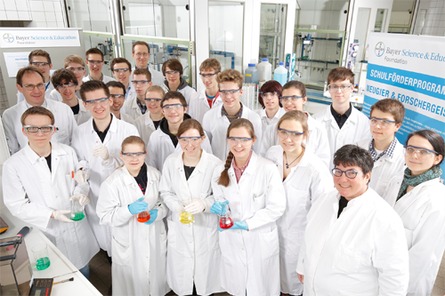 Die Nachwuchs-Chemiker gemeinsam mit Birgit Vieler (1. Reihe r.), Landesbeauftragte NRW der Chemie-Olympiade, und Guido Körner (3. Reihe li.), CURRENTA Ausbildung. Foto: Bayer AG