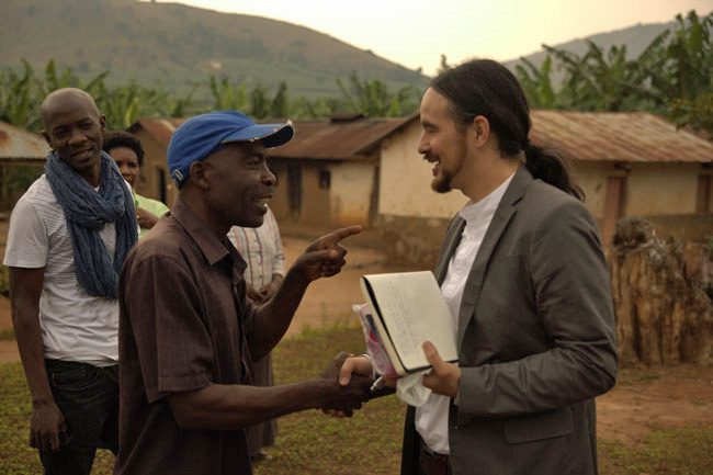 Setzt sich für eine Idee aus Stuttgart ein, die die Welt verändern kann: Benjamin Wolf, Gründer von Stay, hier unterwegs bei Sozialunternehmern in Uganda. © Stay Stiftung für multiplikative Entwicklung
