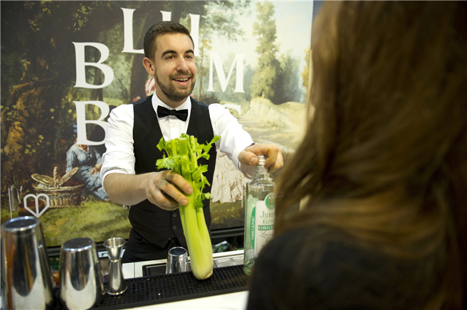 Bio-Barkeeper Felix Haag empfiehlt frischen Spicy Veggie. © AGENTUR BLUMBERG