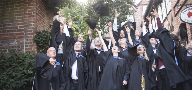 Titelverleihung im Nachhaltigkeitsmanagement an der Leuphana Universität Lüneburg: Nach bewährter Tradition lassen die MBA-Absolventen in Lüneburgs historischer Altstadtkulisse ihre Master-Hüte fliegen. © Leuphana Universität Lüneburg