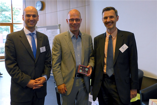 Professor Günther Bachmann (Bildmitte) vom Rat für Nachhaltige Entwicklung zusammen mit Professor Stefan Schaltegger und MBA-Absolvent Andreas Schruth. © Leuphana Universität Lüneburg