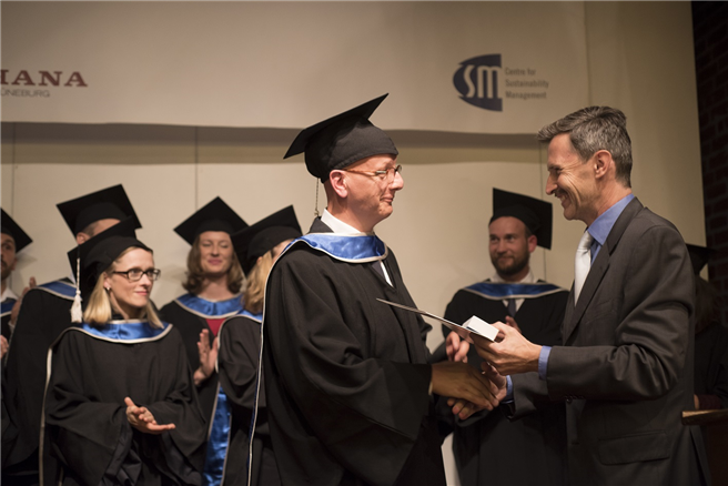 Stefan Schaltegger gratuliert den Absolventen im Festsaal des Glockenhauses der Stadt Lüneburg. © Leuphana Universität Lüneburg