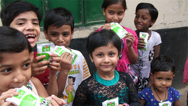Im Jahr 2014 erhielten 66 Millionen Kinder in ihrer Schule Milch oder andere nährstoffreiche Getränke in Tetra Pak-Verpackungen – so wie diese Schule in Bangladesch. © Tetra Pak