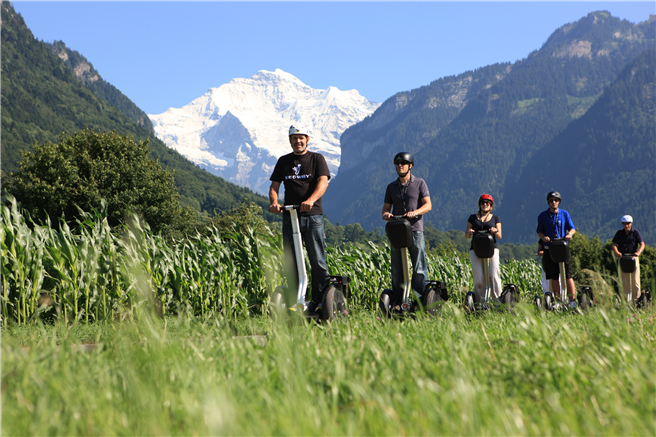 Spaß bei der Segway-Tour wie in Interlaken ist Teil der Mobilitäts-Garantie bei Alpine Pearls © Interlaken Tourismus