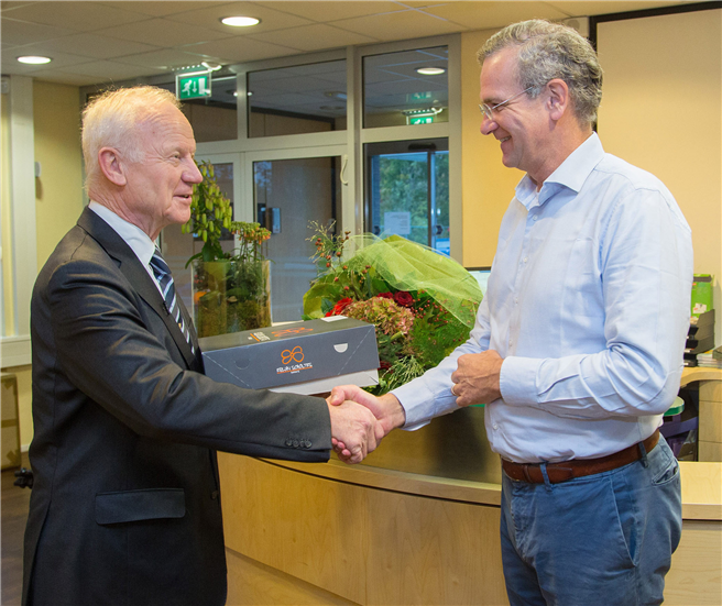 Nico Koomen, Stiftungspräsident des niederländischen Tuinbouw Ondernemersprijs, gratuliert Eosta-Geschäftsführer Volkert Engelsman zur Nominierung. © Gerard-Jan Vlekke