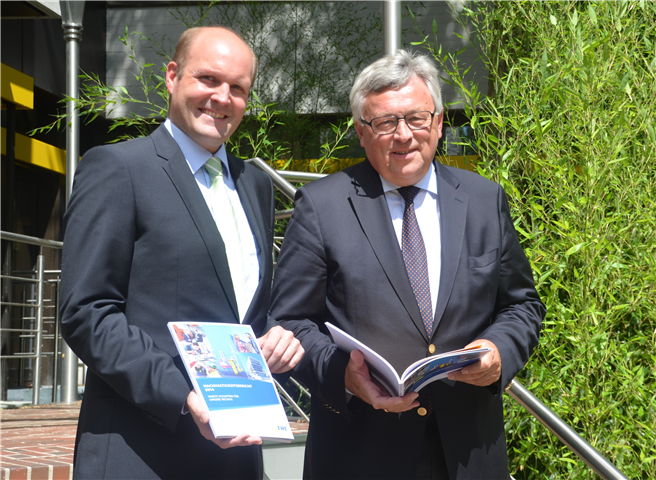 Dr. Werner Brinker und Herr Friedrich Wilhelm Janssen mit dem EWE Nachhaltigkeitsbericht 2014. © EWE AG