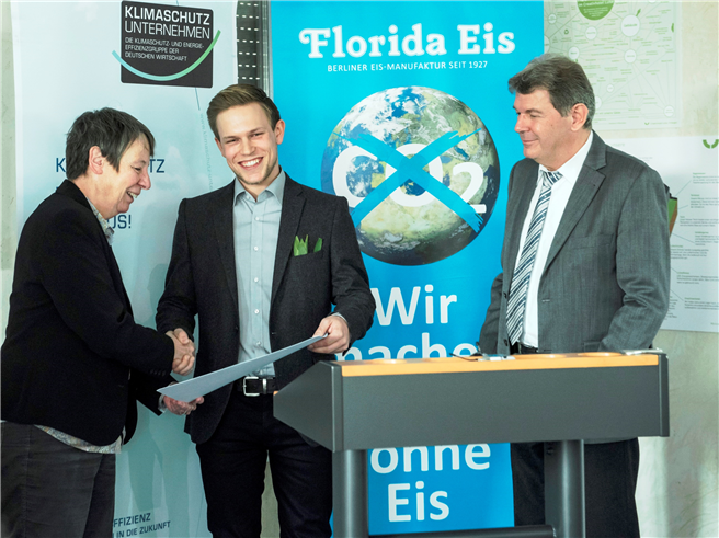 Urkundenverleihung am 28.10.2015 in Berlin an Creativhotel Luise und Florida Eis Manufaktur als Klimaschutz-Unternehmen (v.l.n.r.): Bundesumweltministerin Barbara Hendricks gratuliert Ben Förtsch, Geschäftsführer Creativhotel Luise, und Olaf Höhn, Geschäftsführer von Florida Eis. © Marc-Steffen-Unger