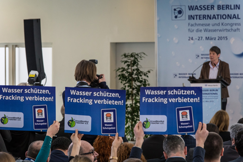 Proteste gegen Fracking bei der Eröffnungsrede von Bundesumwelt-ministerin Barbara Hendricks. © Umweltinstitut München e.V. 