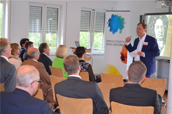 Peter Heinrich informiert auf dem Ingolstädter Dialogforum die anwesenden Gäste über die kommende CSR-Berichterstattungspflicht. © HEINRICH GmbH