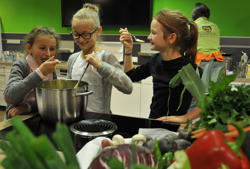 Kinder in der Kochschule. Copyright: Wolfgang Heumer / Klimahaus Bremerhaven 8° Ost