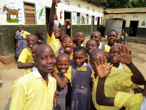 Kinder auf dem Schulhof des 'Savio Secondary College' und der 'Stars Primary School' in Kawempe/Uganda. © memo AG