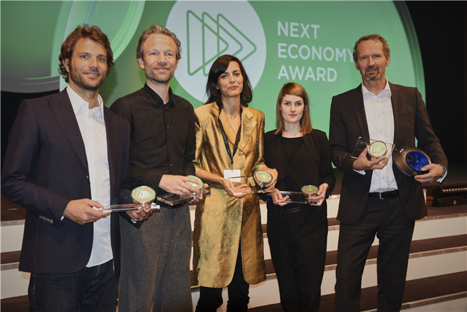 Die Sieger des ersten Next Economy Awards wurden im Rahmen des 8. Deutschen Nachhaltigkeitstages im MARITIM Hotel in Düsseldorf geehrt. © Next Economy Award