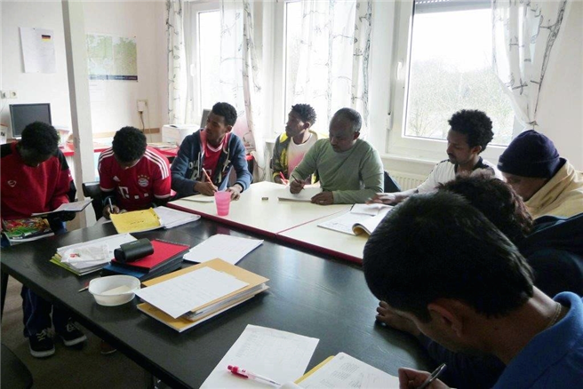 Bis zu 25 Schülerinnen und Schüler werden im ersten Deutschkurs des Arbeitskreises Asyl Maintal unterrichtet, dessen Kosten die NORMA Group übernimmt. Foto: NORMA Group