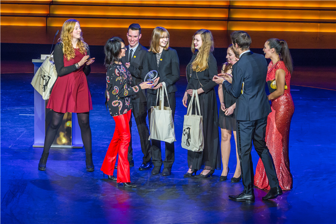 Die Sängerin Nena präsentiert die Nominierten und Sieger der Kategorie Nachhaltigkeit. © Sinisa Nezic