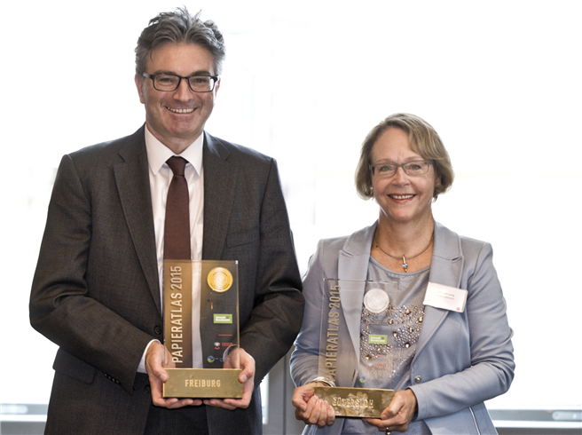 Die Sieger: Stadtkämmerin Christine Lang (Gütersloh) und Oberbürgermeister Dr. Dieter Salomon (Freiburg). © Initiative Pro Recyclingpapier 