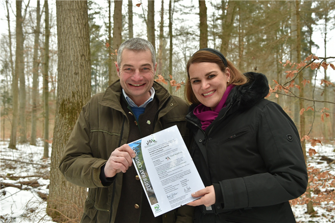 Bürgermeisterin Eva Weber und stellv. Forstamtsleiter Jürgen Kircher sind stolz auf das neue PEFC-Zertifikat „Erholungswald