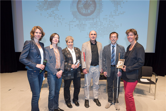 Teilnehmer der Talkrunde: v.l.n.r: Anke Feller (Moderatorin), Martina Wiemers, Evelyn Sallam, Dr. Dietrich Plückhahn, Juryvorsitzender Deutscher Hörfilmpreis, Klaus Hahn, Steffi Nerius. © Bayer AG