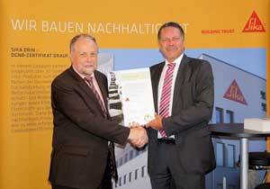 IBU-Geschäftsführer Dr. Burkhart Lehmann (links) gratuliert Georg Lind, Geschäftsbereichsleiter Roofing bei der Sika Deutschland GmbH, zu der erfolgreichen Partnerschaft. © Sika Deutschland GmbH 