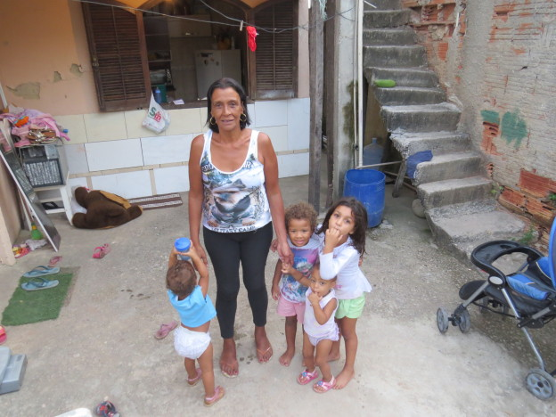 Suely Ferreira Campos erzählt 'Ich lebe hier mit meinen Töchtern und Enkeltöchtern. Vier Erwachsene und 12 Kinder, das wäre in einer kleinen Wohnung nie möglich. Ich will nicht gehen müssen. Ich will hier bleiben.' © Dreikönigsaktion