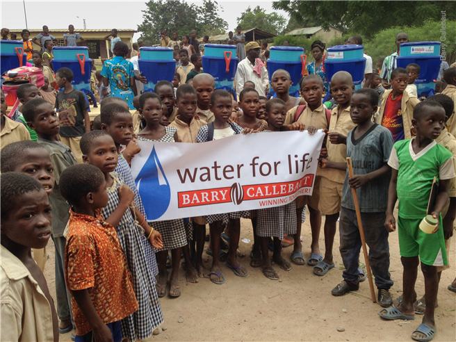 Grundschulen in Dörfern der Regionen Taabo, Toumodi und Oumé erhalten Wasserfilter für eine Versorgung mit sauberem Trinkwasser. © Barry Callebaut AG