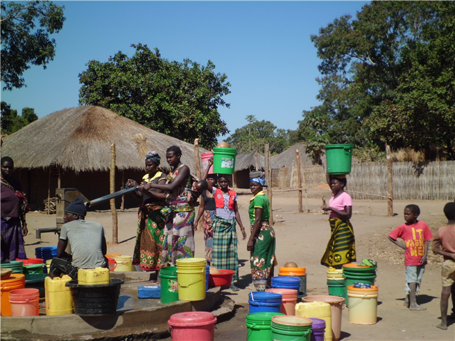 Die Frauen sind verantwortlich für die Wasserversorgung. © OTTO