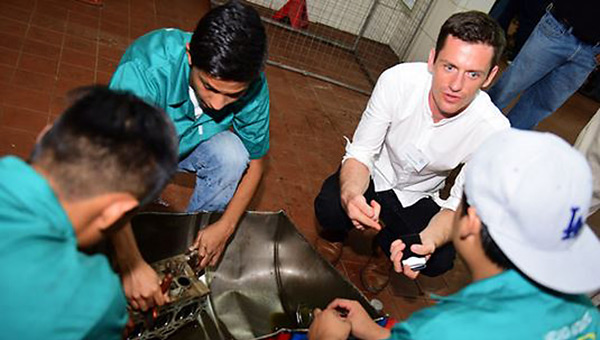 Tobias Ludwig, interner Unternehmensberater bei Bayer, arbeitete drei Monate in einem Kinderheim in Bolivien. Foto: Bayer-Stiftung.