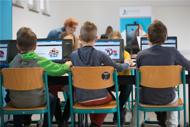 Schüler der Europaschule in Erfurt informieren sich über die sichere Nutzung des Internet Quelle: Deutsche Telekom.