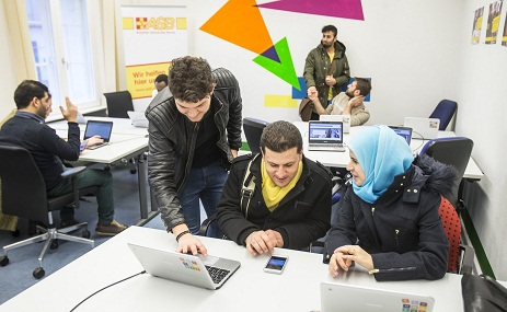 Das Bildungsprojekt 'Project Reconnect' stattet gemeinnützige Organisationen, die in der Flüchtlingshilfe tätig sind, mit Laptops und WLAN aus. Foto: Deutsche Telekom