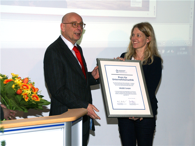 Prof. Dr. Josef Wieland, Vorsitzender des DNWE, und Dr. Antje von Dewitz, VAUDE Geschäftsführerin bei der Preisverleihung. Foto: VAUDE