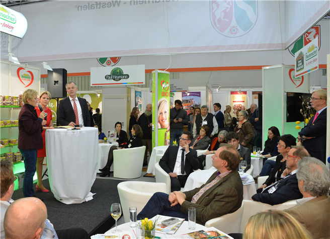 Viele Zuhörer bei dem Expertengespräch mit Landwirtschaftsminister NRW Johannes Remmel und Renate Künast (1.v.l.) , Vorsitzende des Verbraucherausschusses im Deutschen Bundestag. Das Gespräch fand auf dem Mestemacher Messestand auf der BioFach 2016 in Nürnberg statt. Moderiert wurde das Gespräch über die Zukunft der Bio-Lebensmittel von Prof. Dr. Ulrike Detmers, Gesellschafterin, Mitglied der zentralen Unternehmensleitung und Sprecherin der Mestemacher-Gruppe. Fotohinweis: Bischof & Broel