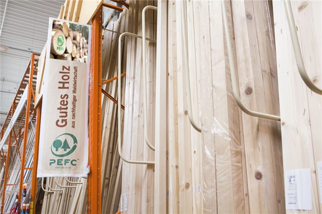  Im Bereich der unabhängig überprüften Zertifikate für Holz und Holzprodukte aus legaler und nachhaltiger Waldbewirtschaftung wird dabei explizit auch auf das PEFC-Siegel verwiesen. Foto: PEFC e.V.