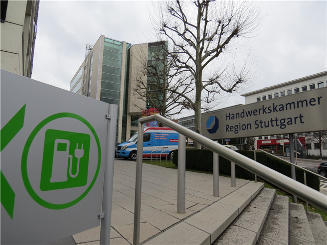 Schon von der Straße aus zu sehen: An der Stromtankstelle der Handwerkskammer können Besucher und Handwerker kostenlos ihre Elektroautos laden (Bildquelle: Handwerkskammer Region Stuttgart)