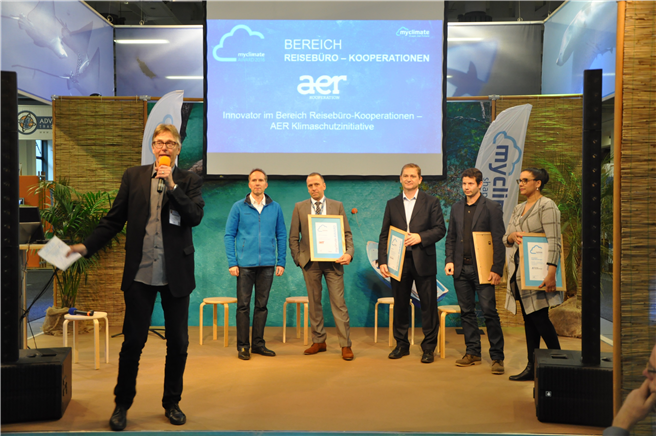 forum Geschäftsführer Fritz Lietsch gratuliert den GewinnerInnen der myclimate awards 2016, von links: Stefan Baumeister, Geschäftsführer myclimate Deutschland; Rainer Hageloch, AER Kooperation; Helmut Pilz, Umbrella; Claudio Juen, Dreamtime Travel; Tanja Arnold, Schweizer Jugendherbergen. Foto: MyClimate