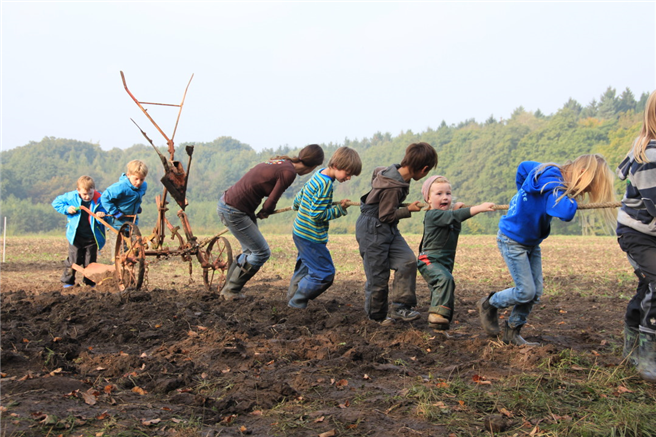 12 Kinder sind wochentags auf dem Hof und werden in der eigenen Kita nach handlungspädagogischen Ansätzen betreut. Foto: Hof Pente