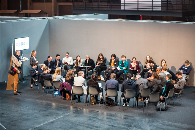 In kleinen Gruppen diskutierten die Gäste der Innovationskonferenz Integration mit den Sozialunternehmern über die Umsetzbarkeit ihrer Projekte in Deutschland. Foto: Ashoka.
