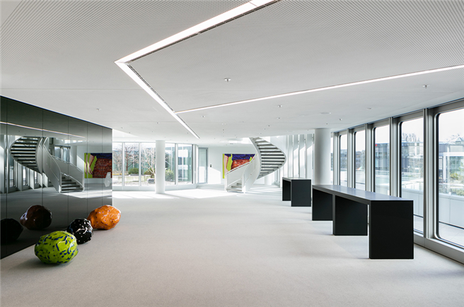 Beim Betreten des neu gestalteten Foyers erschließt sich die moderne, von Offenheit geprägte Seele des HVB-Towers. Foto: HypoVereinsbank/HGEsch.