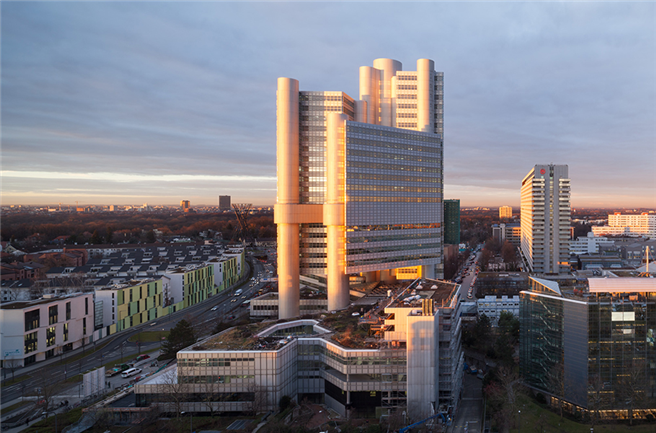 Diese vielschichtige, an einen Kristall erinnernde Skulptur lenkt den Blick nach oben zum gläsernen Dreiecksdach, wo sich der 114 Meter hohe HVB-Tower als prägende Silhouette Münchens abhebt. Foto: HypoVereinsbank/HGEsch.