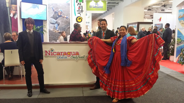 Ronald Sanabria mit Axel Melchior von Careli Tours, einem führenden Betrieb in Nicaragua, wenn es um Zertifizierung und Nachhaltigkeit geht. Auch auf dem Foto ist Alexa Halwani in einem traditionellen Kleid der Pazifikregion Nicaraguas. Foto: Rainforest Alliance