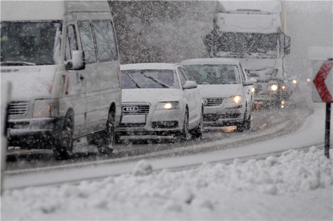 Jeden Winter das gleiche Bild. Auf den Straßen staut sich der Verkehr, Glätte und hausgemachte schlechte Sicht behindern die gewohnte Mobilität. Foto: TÜV SÜD AG.