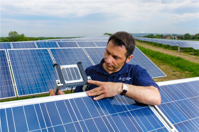 Grüne Geld-Anlagen sollten vom Projektbetreiber bis zur Technik auf Herz und Nieren geprüft sein. Dann können Sie mit gutem Gewissen investieren. Foto: TÜV Rheinland