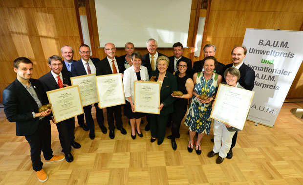 Die Preisträger mit dem B.A.U.M.-Vorstand und Bundesumweltministerin Dr. Barbara Hendricks Foto: B.A.U.M. e.V.