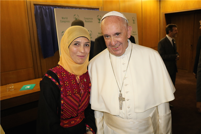 Hanan Al Hroub mit Seiner Heiligkeit Papst Franziskus im Vatikan letzte Woche. Der Papst gab im März dieses Jahres Hanan Al Hroub als Gewinnerin des Global Teacher Prize 2016 bekannt. Foto: Global Teacher Prize