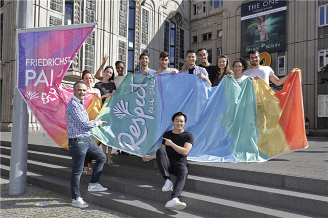 Hissung der ‚Colours of Respect‘ vor dem Palast. Die Farben repräsentieren jeweils einen Aspekt des Lebens von Herkunft über Glauben bis sexuelle Orientierung. Foto: Pedro Becerra