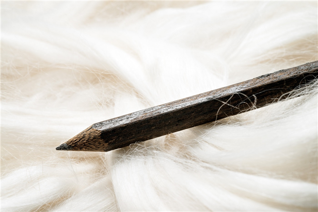 Der Bleistift 'Die Königin' kommt aus Uganda und besteht aus fair gehandelter Bio-Baumwolle. © manaomea GmbH