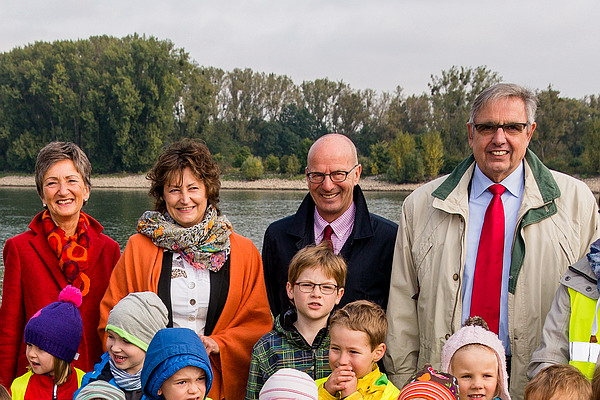 Freuten sich über die Vertragsunterzeichnung (v.l.n.r.): Annette Enders (Obere Naturschutzbehörde im Regierungspräsidium Darmstadt), Claudia Bläsius-Wirth (Vorsitzende Fähr-Förderverein), Dr. Lutz Spandau (Vorstand Allianz Umweltstiftung) und Klaus Penzer (Bürgermeister der Verwaltungsgemeinschaft Rhein-Selz). Foto: Kristof Lemp