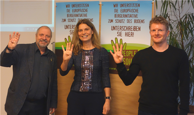 Podiumsteilnehmer der Auftaktveranstaltung; v.l.n.r: Bernward Geier (Kampagnenkoordinator), Sarah Wiener (Patin) und Johannes Augustin (SÖL). © People4Soil