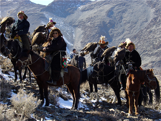 Lernen Sie die einheimische Bevölkerung der Mongolei zum Beispiel beim traditionellen Adlerfest kennen. Foto: Fairaway Travel GmbH