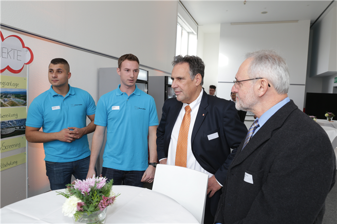 Der Aurubis Vorstandsvorsitzende Jürgen Schachler und der Betriebratsvorsitzende ?Lünen, Joachim Poremski und zwei Auszubildende auf dem Nachhaltigkeitstag. Foto: Aurubis