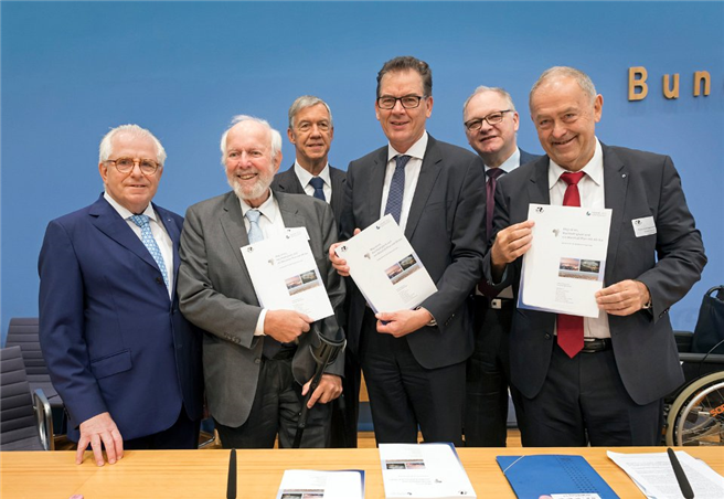 BM Dr. Müller in der Bundespressekonferenz mit dem Präsidenten des Senats der Wirtschaft Deutschland, Prof. Radermacher, und dem Präsidenten des Club of Rome International, Prof. von Weizsäcker und Minister Müller bei seiner Rede vor dem Club of Rome © Photothek/ Köhler