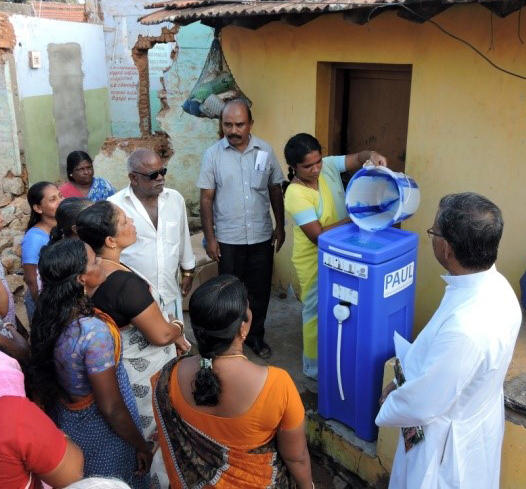 Die Funktionsweise des DBU-geförderten Wasserrucksacks 'PAUL' wird Bewohnern eines indischen Dorfes erklärt © terre des hommes